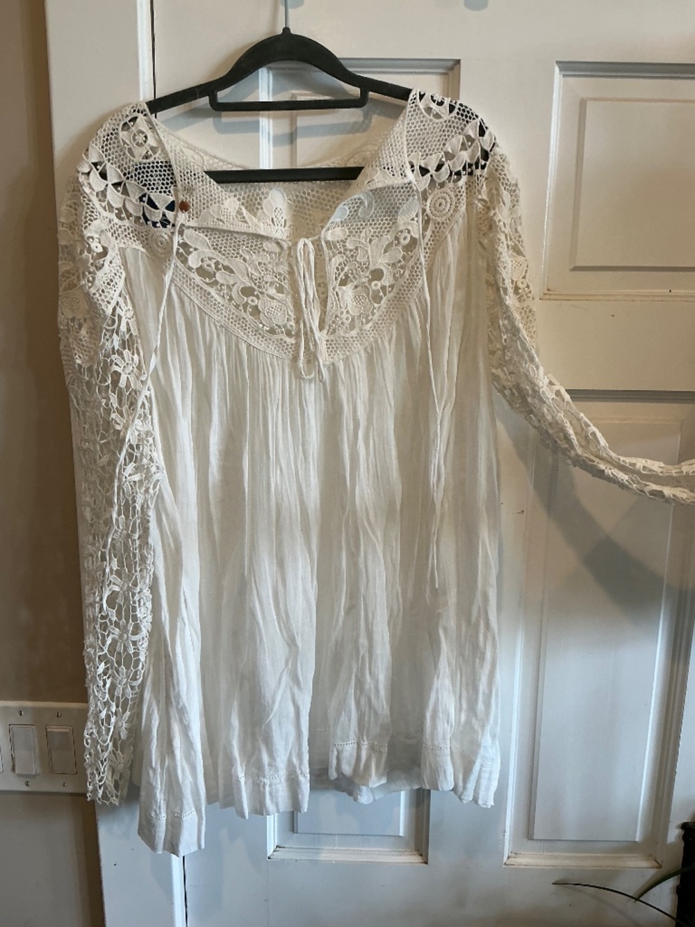 Gorgeous lace covered top! - Picture 6 of 7